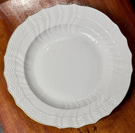 21 (Embossed Swirl Rim) Dinner Plate