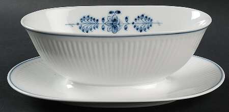 32 Gravy Boat with Attached Underplate