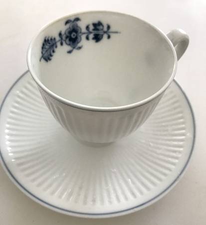 32 Flat Cup & Saucer Set