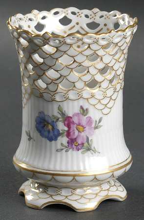 Saxon Flower (4) Round Cigar Cup