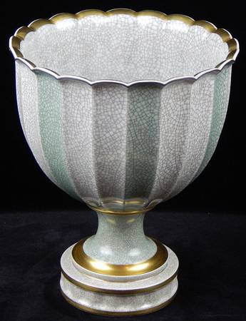 457 8" Footed Urn