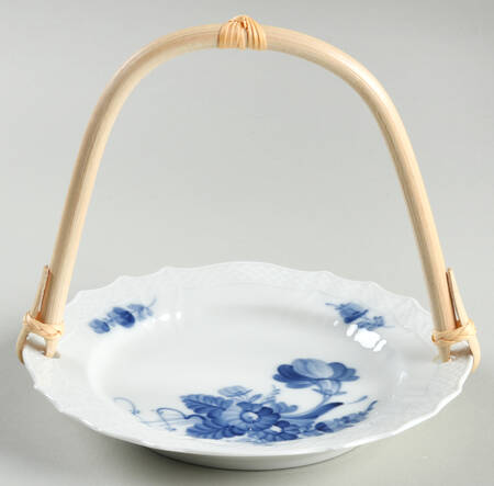 Blue Flowers Curved) 5 3/8"-5 5/8" Bamboo Handled Serving Plate  HC