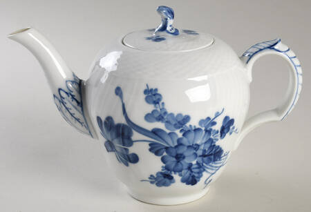 Blue Flowers Curved) Teapot & Lid