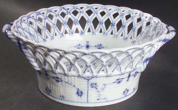 Blue Fluted Full Lace (No Trim) Basket-Fruit/Open Weave 7"