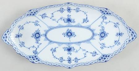 Blue Fluted Half Lace Border (No Trim) 9" Oval Tray
