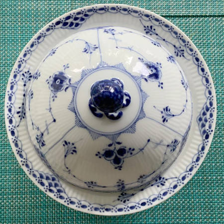 Blue Fluted Half Lace Border (No Trim) Round Covered Butter