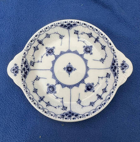 Blue Fluted Half Lace Border (No Trim) 7" Shirred Egg Dish