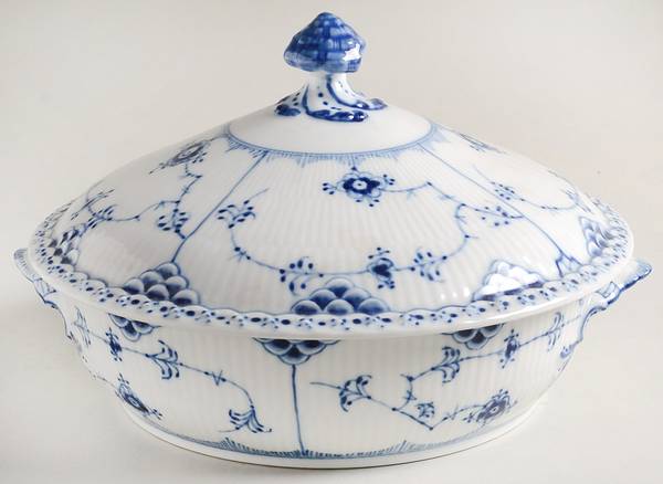 Blue Fluted Half Lace Border (No Trim) Round Covered Vegetable