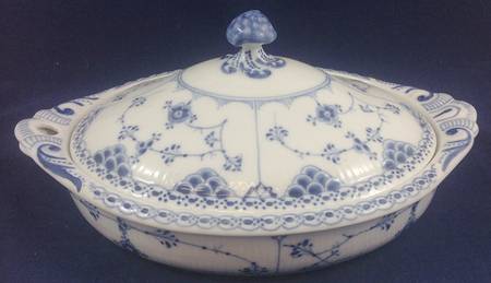 Blue Fluted Half Lace Border (No Trim) Hot Water Plate with Cover