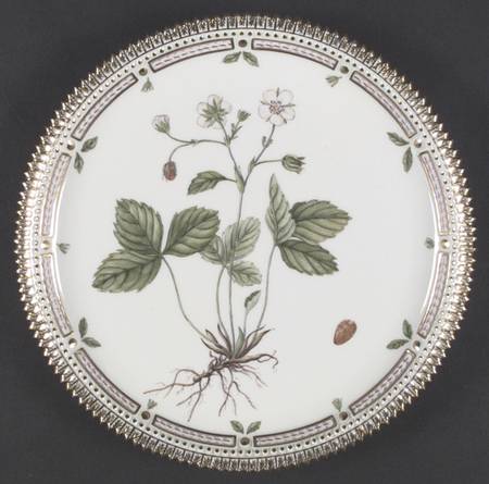 Flora Danica (1961 To Current) 9" Round Tray