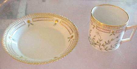Flora Danica (1961 To Current) Chocolate Cup & Serrated Saucer-Stellaria trigynum