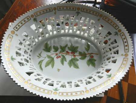 Flora Danica (1961 To Current) 9" Oval Fruit Basket-Ribes alpinum L