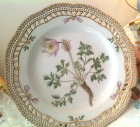 Flora Danica (1961 To Current) 10" Pierced Dinner Plate/Fruit Std-Pulsatilla vern