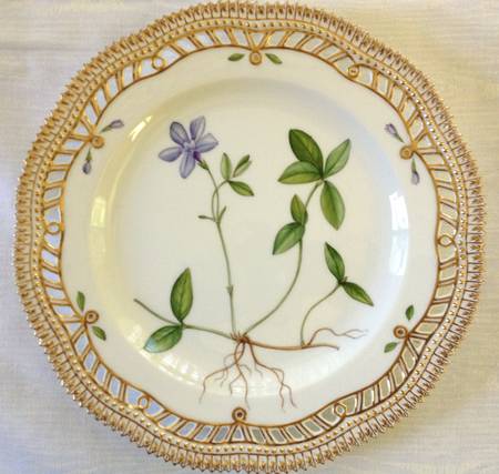 Flora Danica (1961 To Current) 9" Pierced Luncheon Plate/Fruit Std-Vinea minor L.