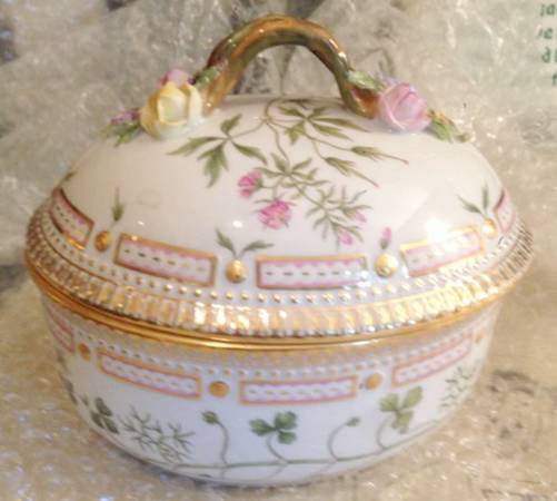 Flora Danica (1961 To Current) Large Sugar Bowl & Lid-Gerani dissec & Batroichium