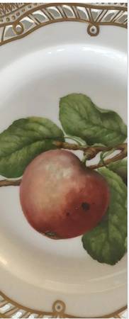 Flora Danica (1961 To Current) 9" Pierced Luncheon Plate/Fruit Stand-Apple