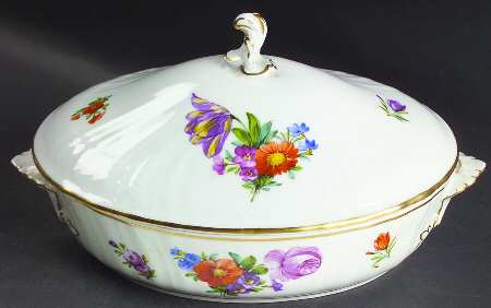Light Saxon Flower Oval Covered Vegetable