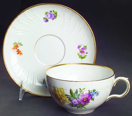 Light Saxon Flower Oversized Cup & Saucer Set