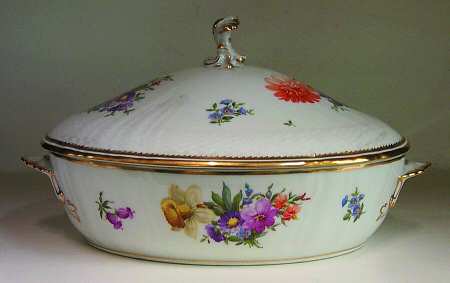 Saxon Flower (1221) Oval Covered Vegetable