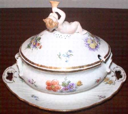 Saxon Flower (1221) Sauce Boat with Attached Underplate & Lid