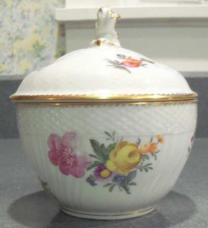 Saxon Flower (1221) Mini Sugar Bowl & Lid