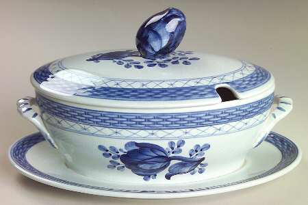 Tranquebar Blue (Rim, Wide Lattice Band) Sauce Boat with Attached Underplate & Lid