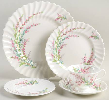 Bell Heather (Scalloped, No Trim) 5 Piece Place Setting