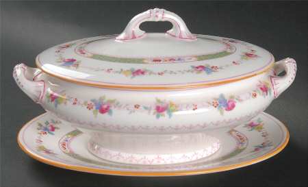The Belgrade Gravy Boat & Lid w/Underplate