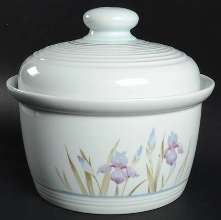 Blue Iris 2.5 Qt Round Covered Casserole