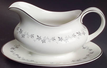 Cadence Gravy Boat with Attached Underplate
