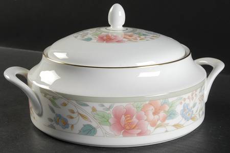 Claudia Round Covered Vegetable