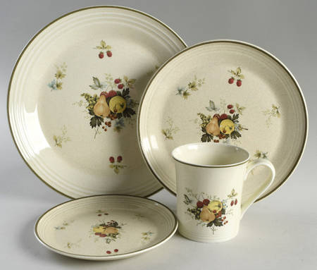 Cornwall (Coupe, Single Line Green Trim) 4 Piece Place Setting