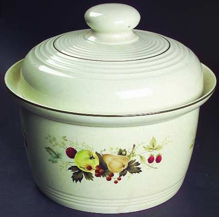Cornwall (Coupe, Single Line Green Trim) 2.5 Qt Round Covered Casserole