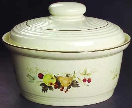 Cornwall (Coupe, Single Line Green Trim) 2 Quart Oval Covered Casserole