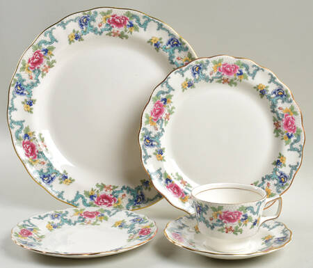 Floradora Gold 40 Piece Estate Set