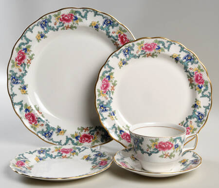 Floradora Gold 40 Piece Estate Set