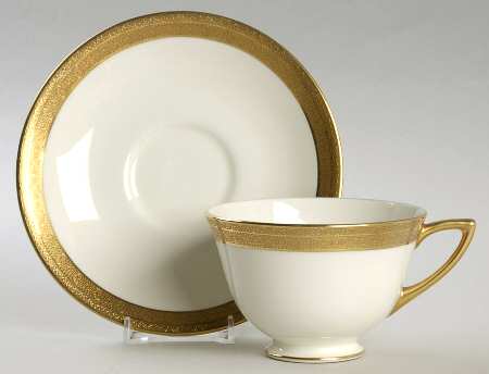 H2908 Footed Cup & Saucer Set