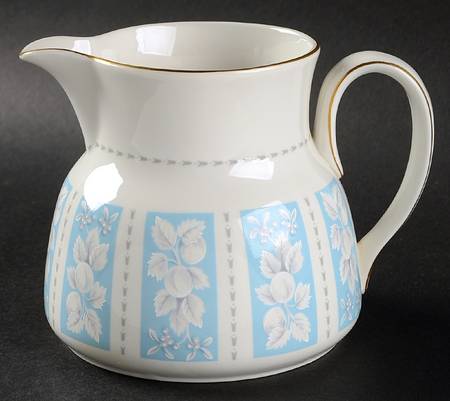 Hampton Court 24 Oz Pitcher