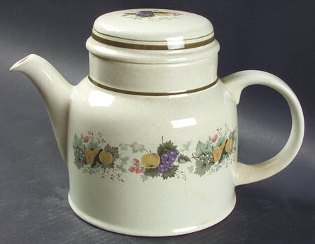 Harvest Garland (Rim) Teapot & Lid