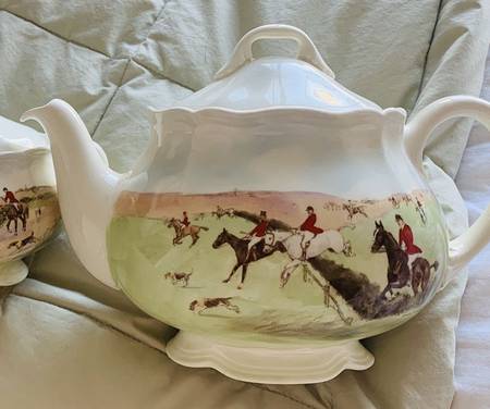 Hunting (Simpson's) Teapot & Lid