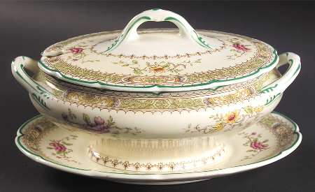 Lillian (Scalloped) Sauce Boat & Lid with Underplate