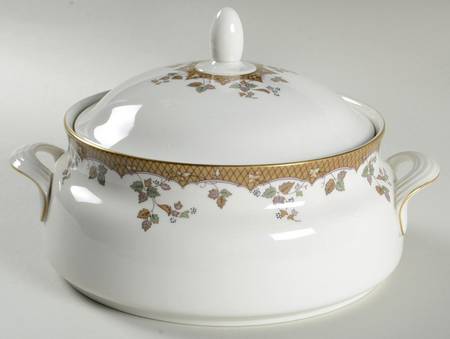 Lynnewood Round Covered Vegetable