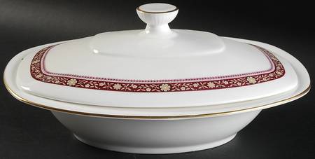 Minuet Oval Covered Vegetable