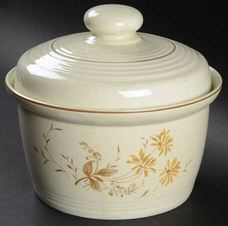 Sandsprite (Single Line Brown Trim) 1.25 Qt Round Covered Casserole