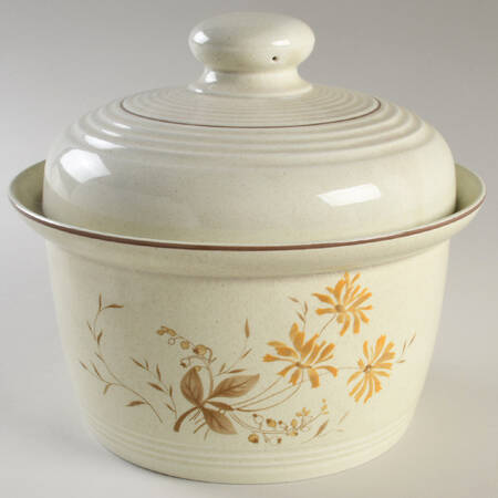 Sandsprite (Single Line Brown Trim) 3 Quart Round Covered Casserole