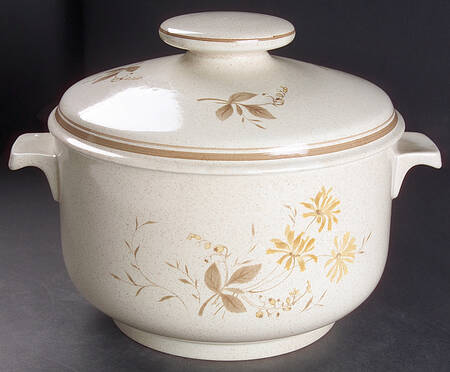 Sandsprite (Double Line Brown Trim) 3.5 Quart Round Covered Casserole