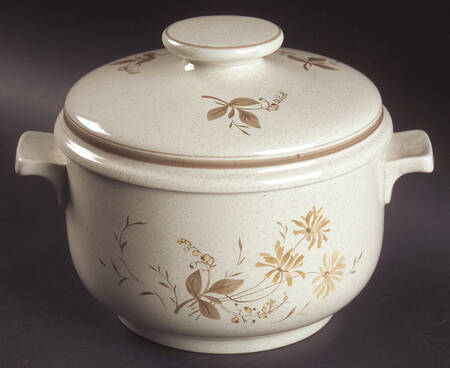 Sandsprite (Double Line Brown Trim) 1.25 Qt Round Covered Casserole