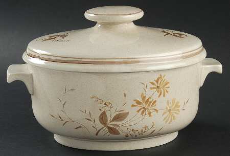 Sandsprite (Double Line Brown Trim) 2.25 Quart Oval Covered Casserole