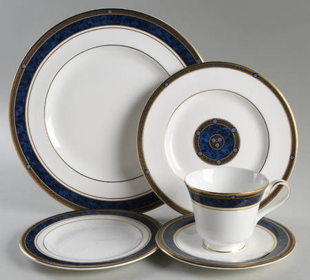 Stanwyck 40 Piece Estate Set