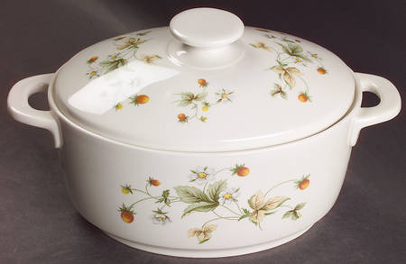 Strawberry Cream 2 Quart Oval Covered Casserole
